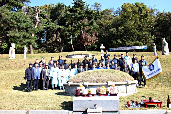 01-시향제 봉행을 마치고 후손 일동이 기념촬영을 하고 있다..JPG